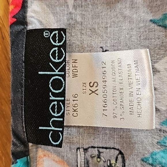 Cherokee Camping Theme Short Sleeve VNeck Medical Scrub Top Women's Size X-Small - Picture 11 of 13